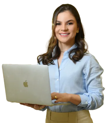 Mulher sorrindo com um laptop